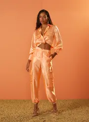 Calça Acetinada Pantacourt