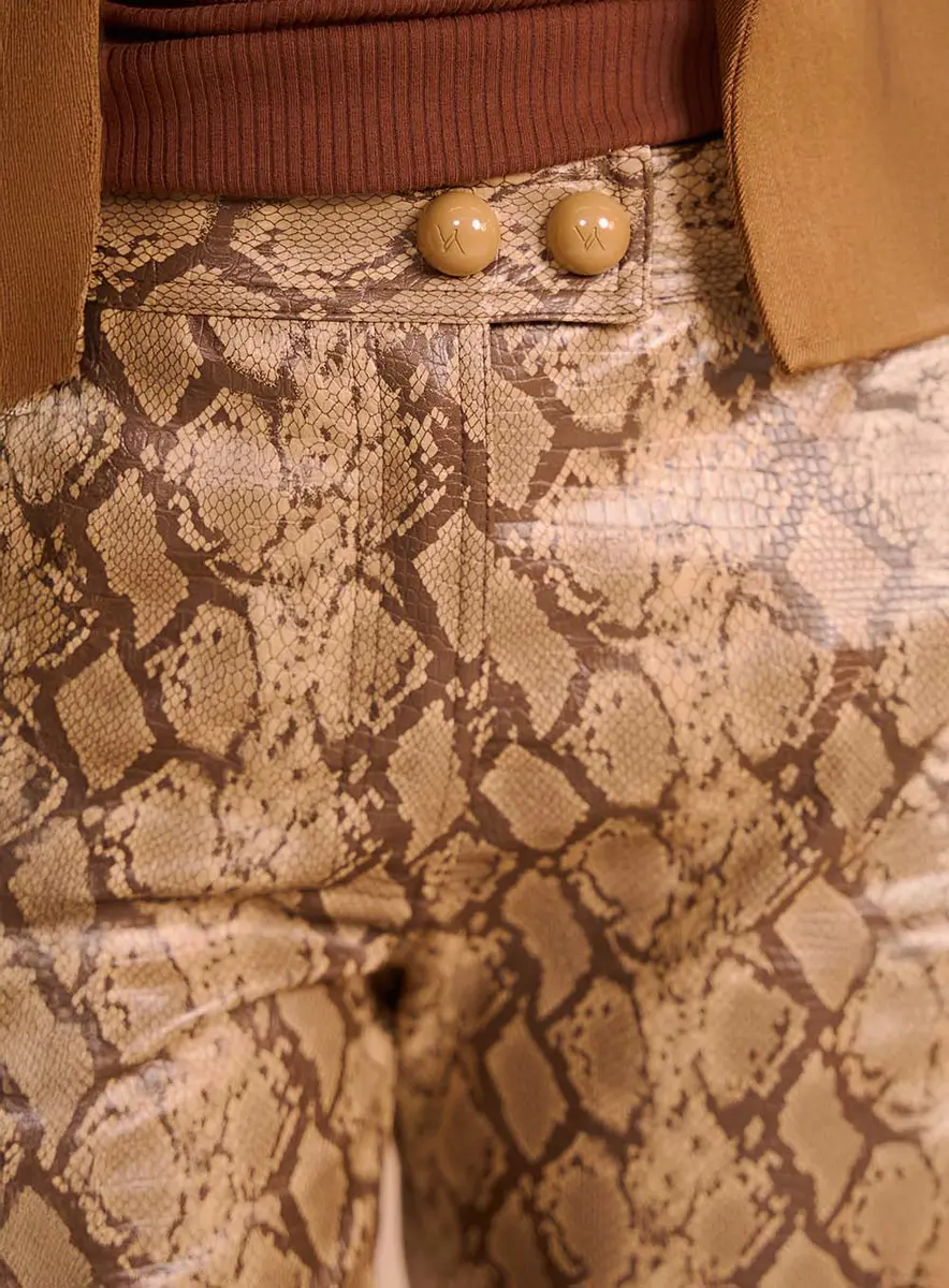 Calça Justa Estampada E Acabamento Acetinado Estampados Souisy