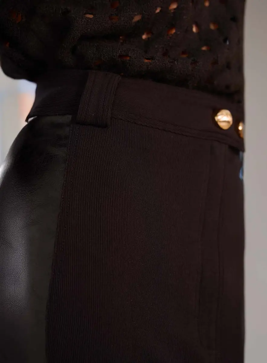 Saia Midi Com Fenda E Efeito Pu Preto Souisy