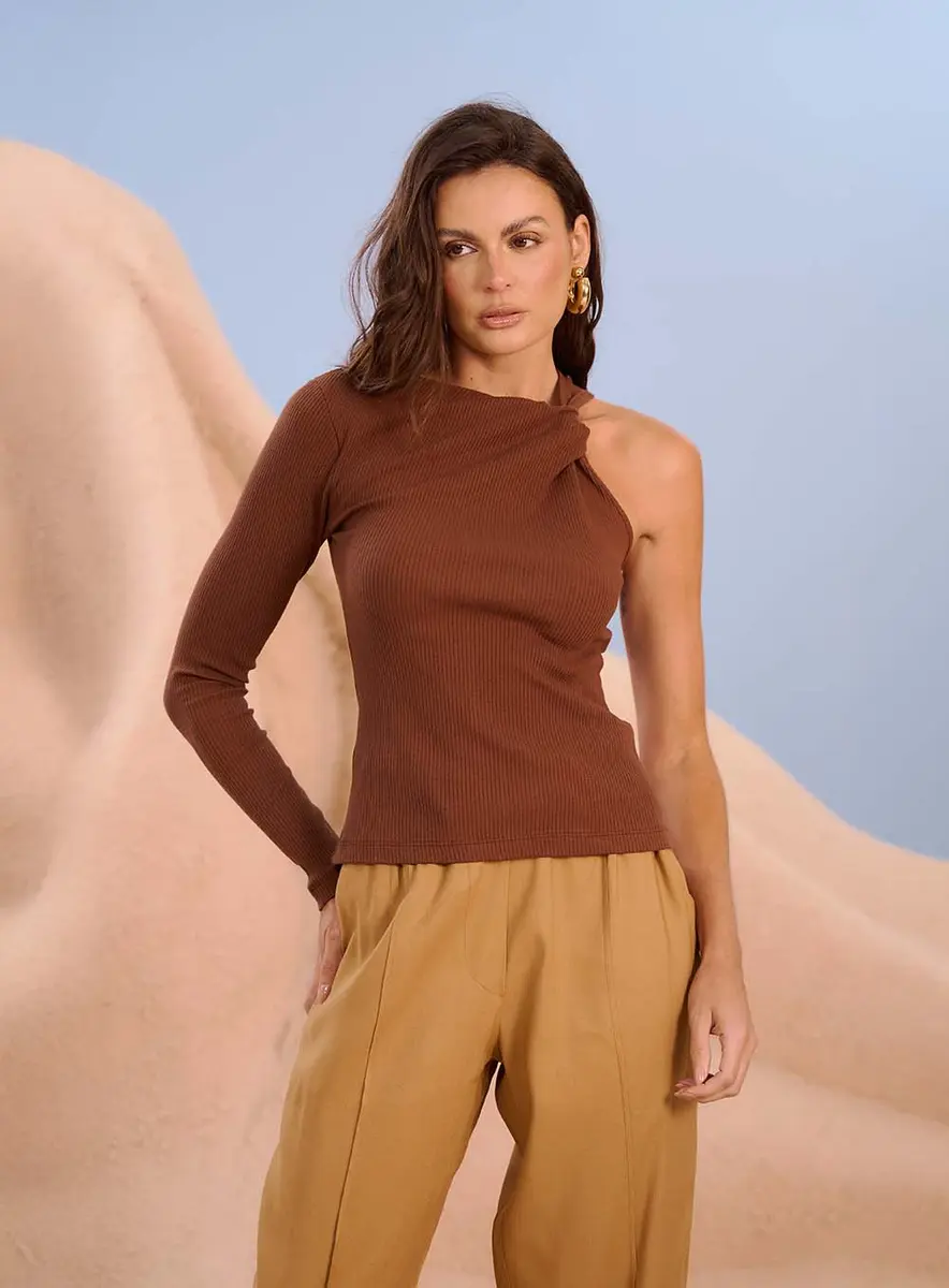 Blusa Assimétrica Canelada Com Torção Marrom Malfitano Souisy