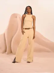 Calça Pantalona Com Toque Natural E Fenda Chic
