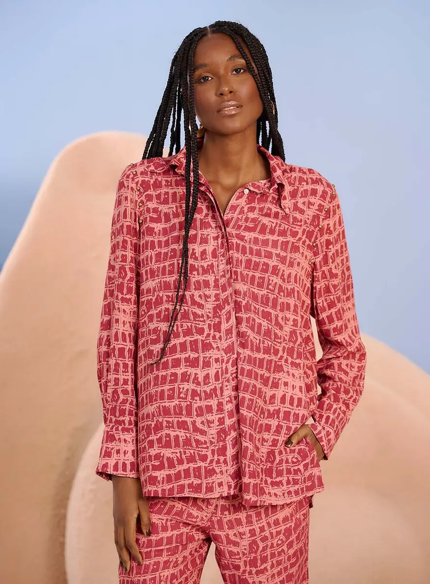 Camisa Reta Estampada Com Detalhes Metálicos Estampados Souisy