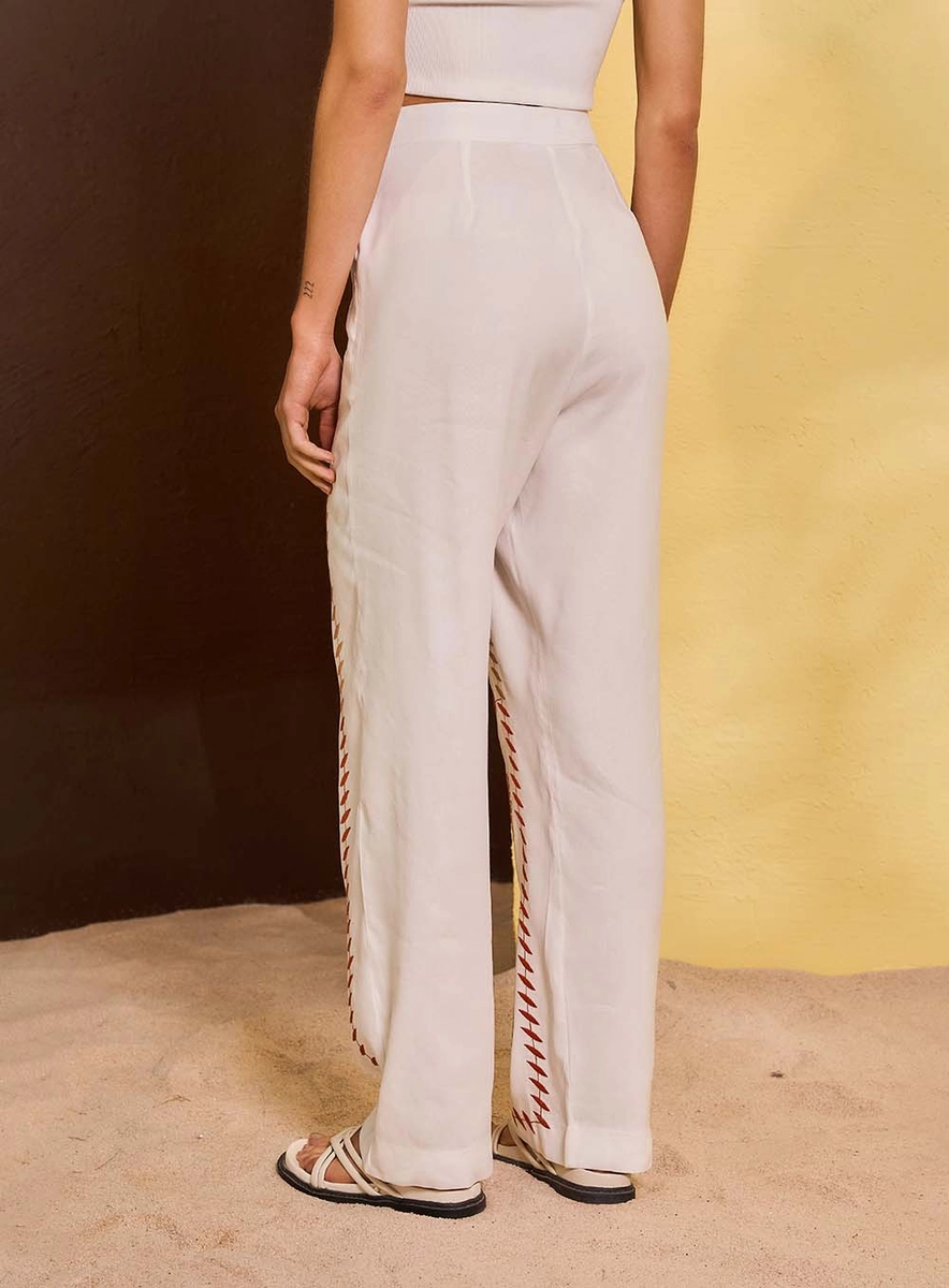 Calça Basic Comfort Com Bordados Frontais Off Shell Souisy