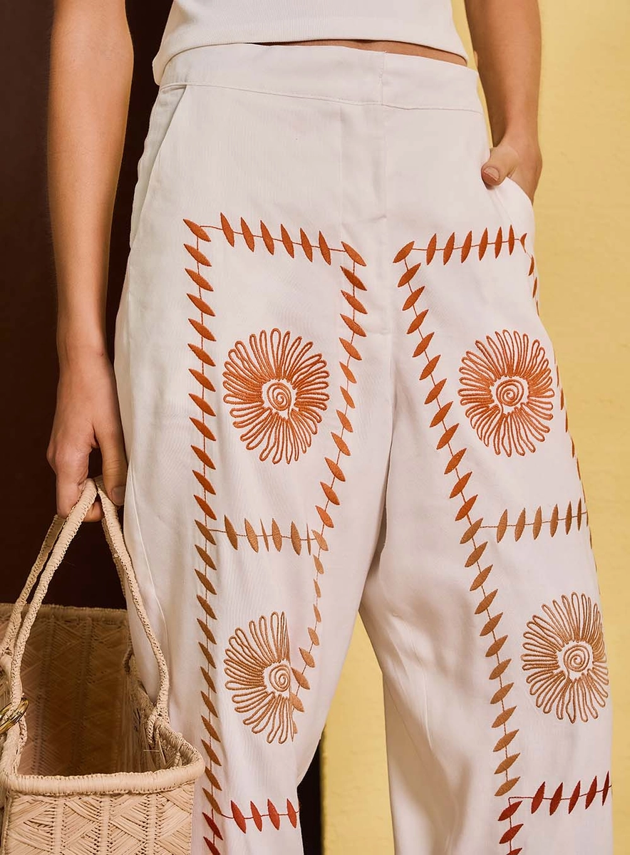 Calça Basic Comfort Com Bordados Frontais Off Shell Souisy