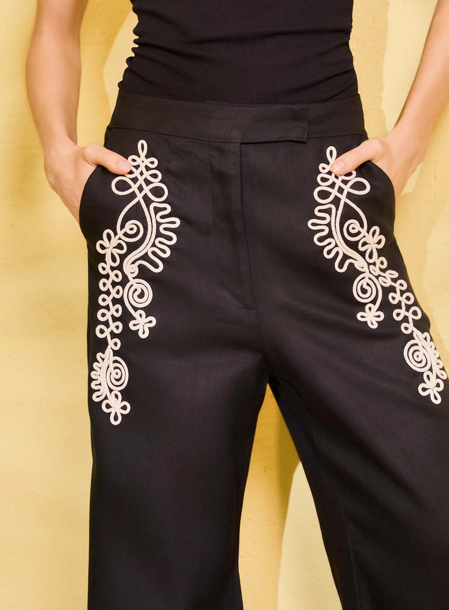 Calça Basic Comfort Alfaiataria Com Bordado Preto Souisy