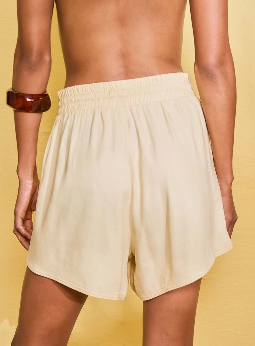 Short Curto Básico Comfort Com Bordado Bege Souisy