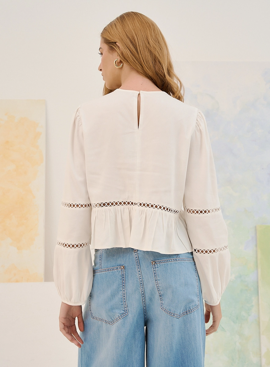Blusa Feminina Basic Comfort Com Recortes De Renda Off Shell Souisy