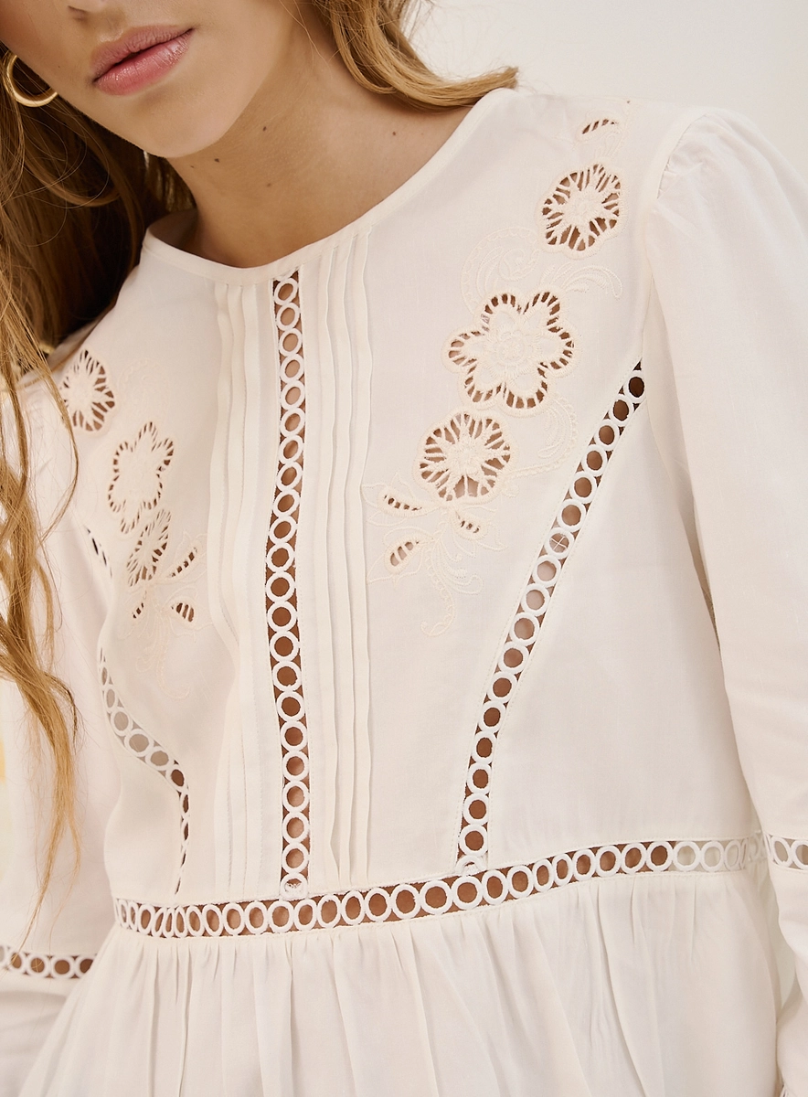 Blusa Feminina Basic Comfort Com Recortes De Renda Off Shell Souisy