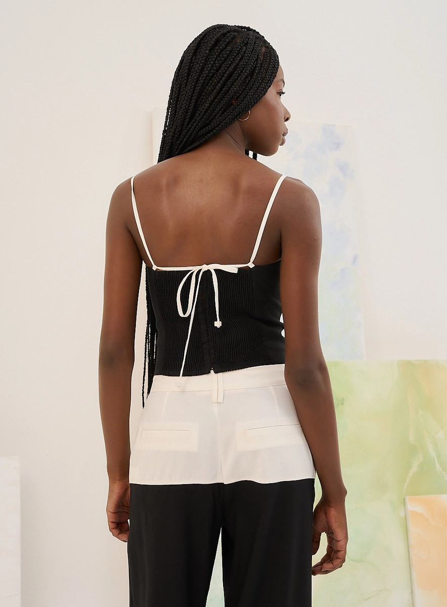 Blusa Bicolor Com Bojo Estruturado E Alças Finas Preto Souisy