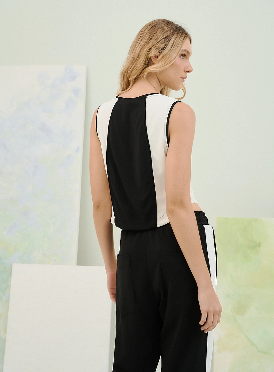 Blusa Bicolor Com Recortes Laterais Contrastantes Preto Souisy