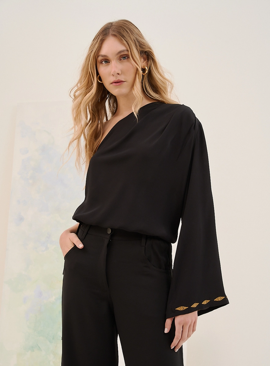 Blusa Basic Comfort Assimétrica Com Uma Manga Só Preto Souisy