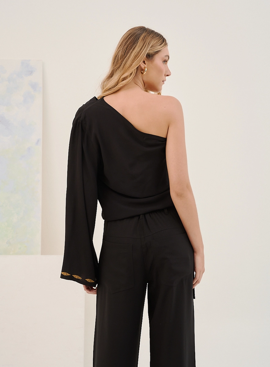 Blusa Basic Comfort Assimétrica Com Uma Manga Só Preto Souisy