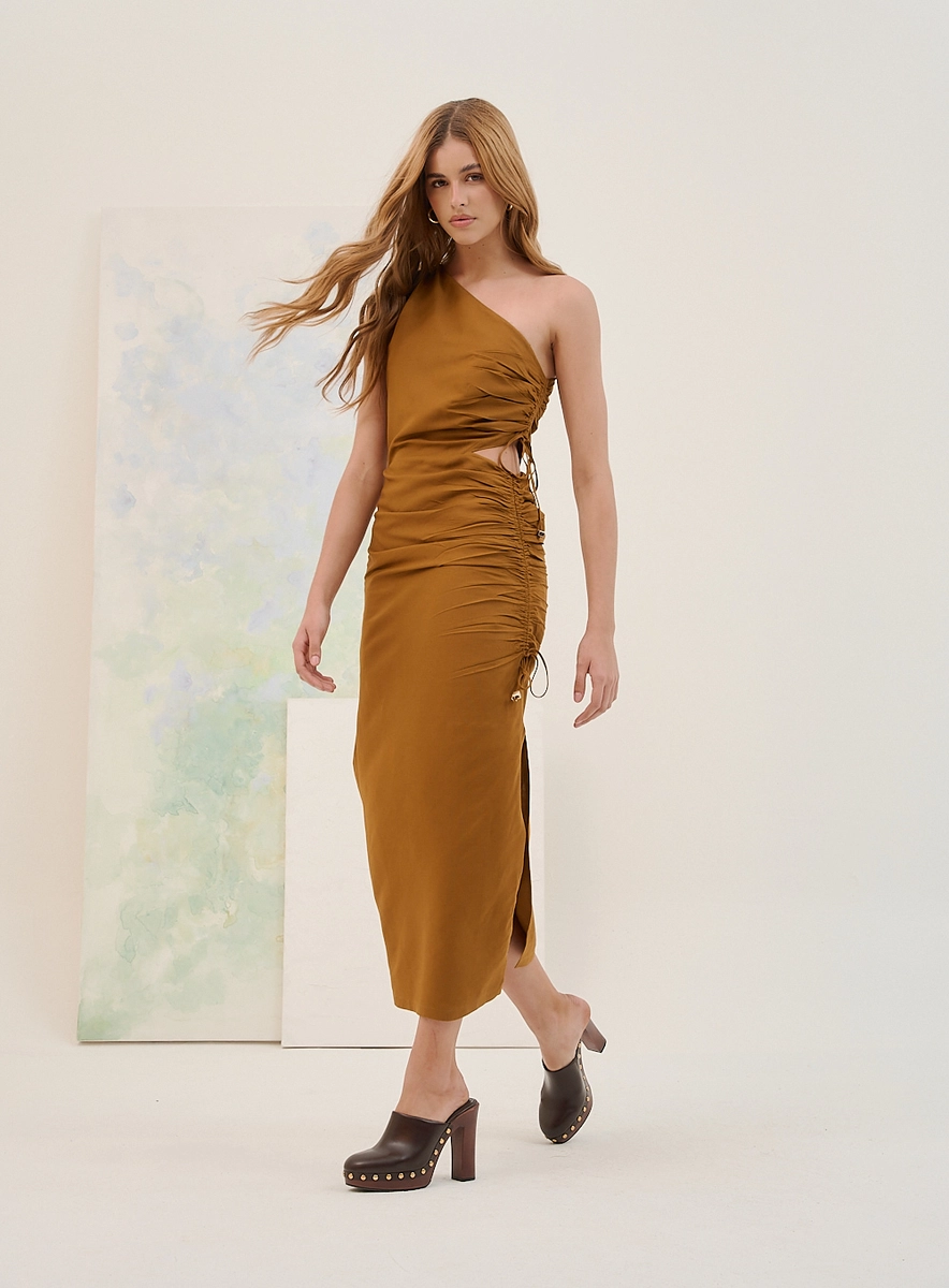 Vestido Midi Basic Comfort Com Franzidos Laterais Marrom Souisy