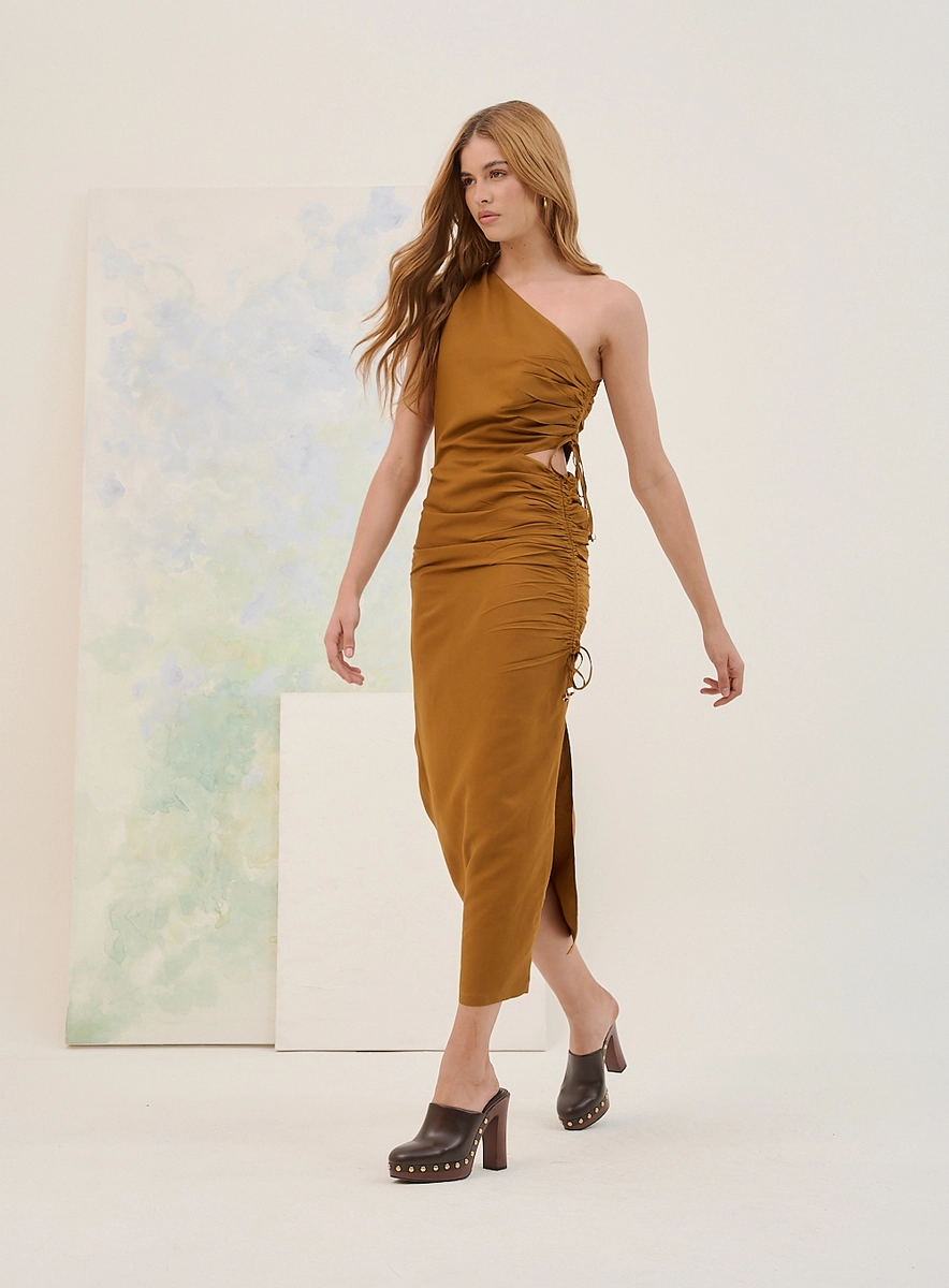 Vestido Midi Basic Comfort Com Franzidos Laterais Marrom Souisy
