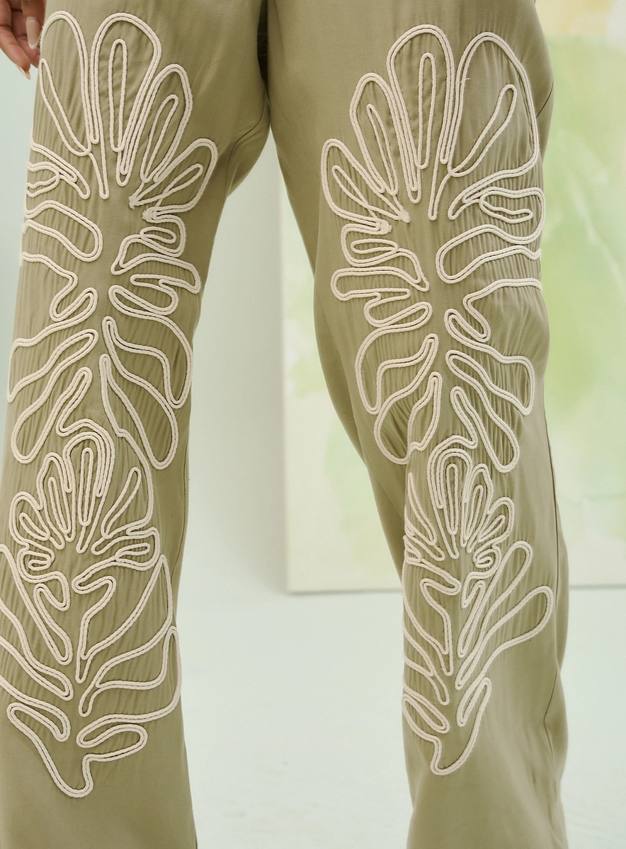 Calça Basic Comfort Com Bordado Em Folhagem Verde Souisy