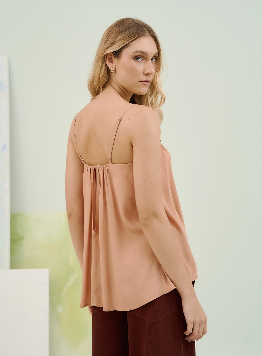 Blusa Franzida Com Aplicações Metálicas Nas Alças Bege Souisy