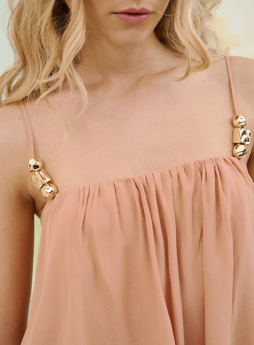 Blusa Franzida Com Aplicações Metálicas Nas Alças Bege Souisy