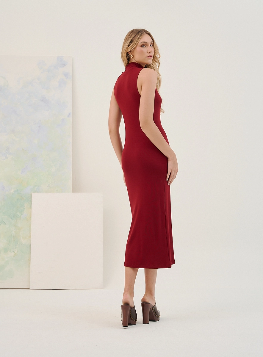 Vestido Midi Slim Com Gola Torcida Bordô Souisy