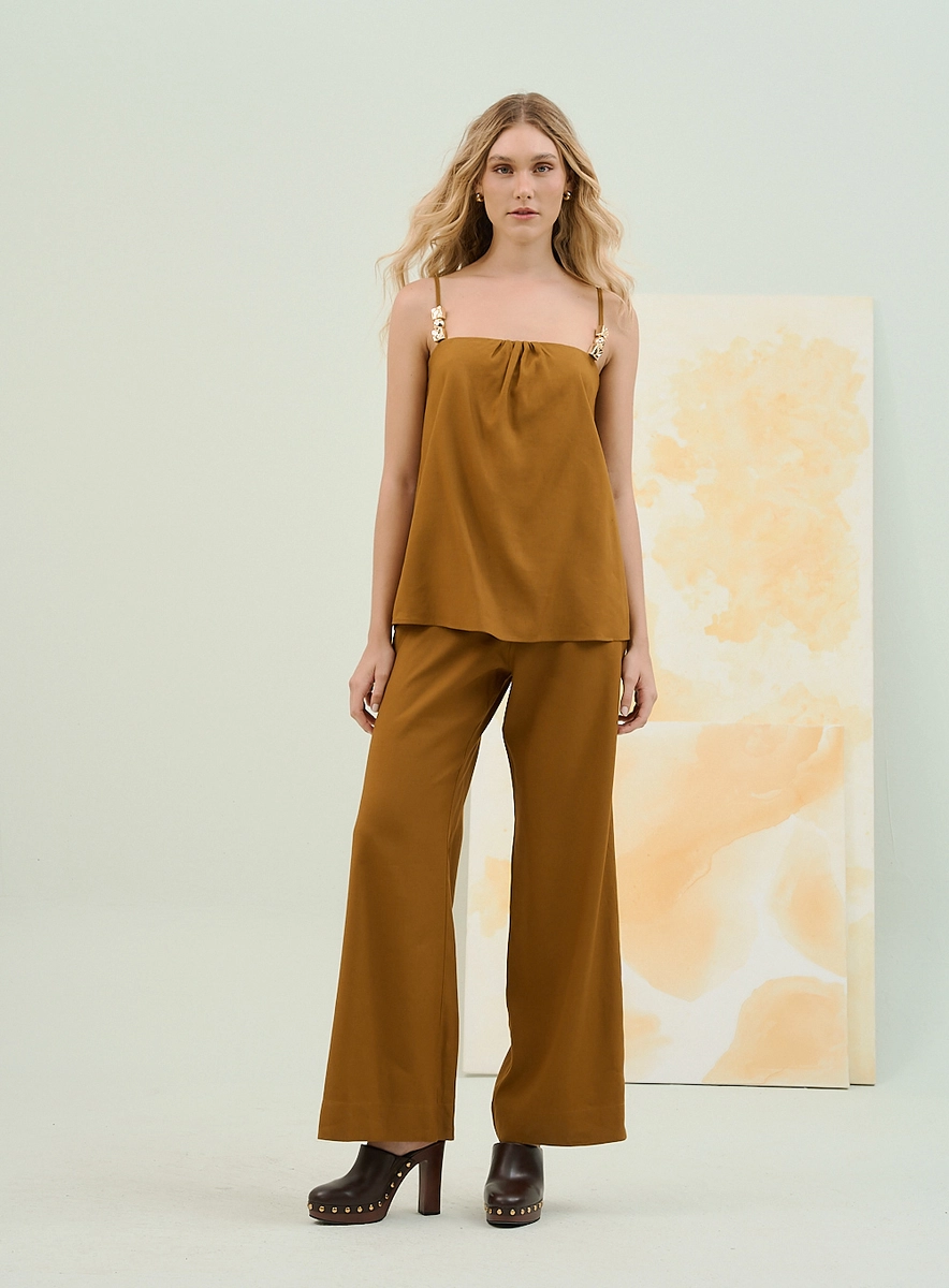 Macacão Basic Comfort Com Alças Finas E Apliques Bege Souisy