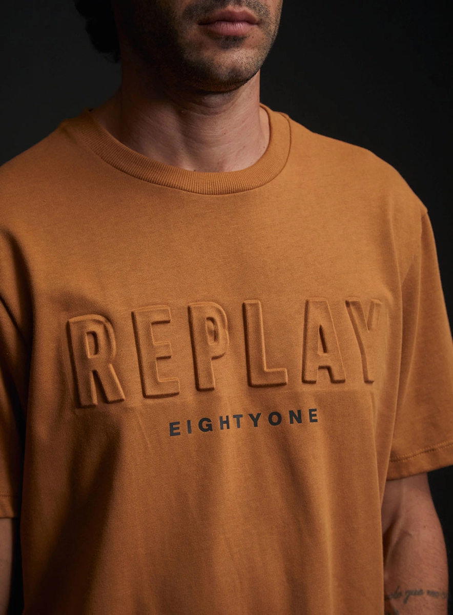 Camiseta Regular Com Detalhe Frontal Marrom Lcecci