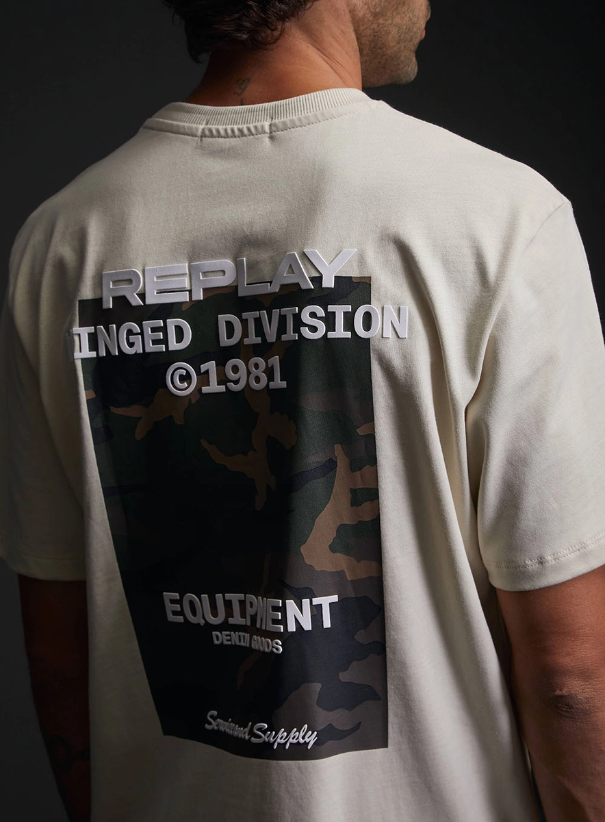 Camiseta Regular Com Detalhe Camuflado Nas Costas Bege Italian Lcecci