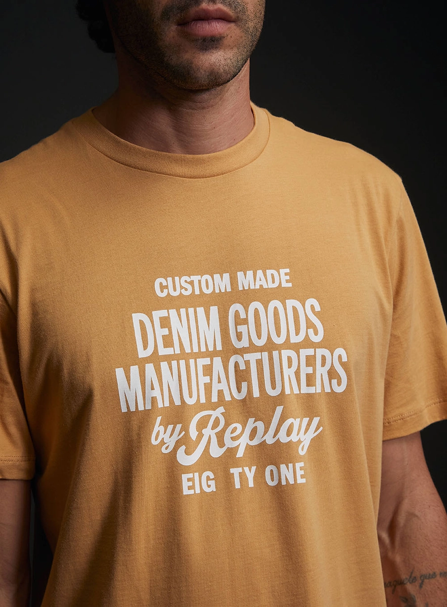 Camiseta Regular Estampada Gola Em Ribana Bege Lcecci