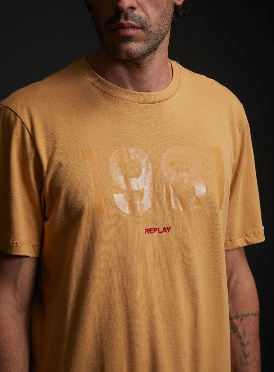 Camiseta Masculina Regular Com Estampa 1981 Em Gel Bege Lcecci