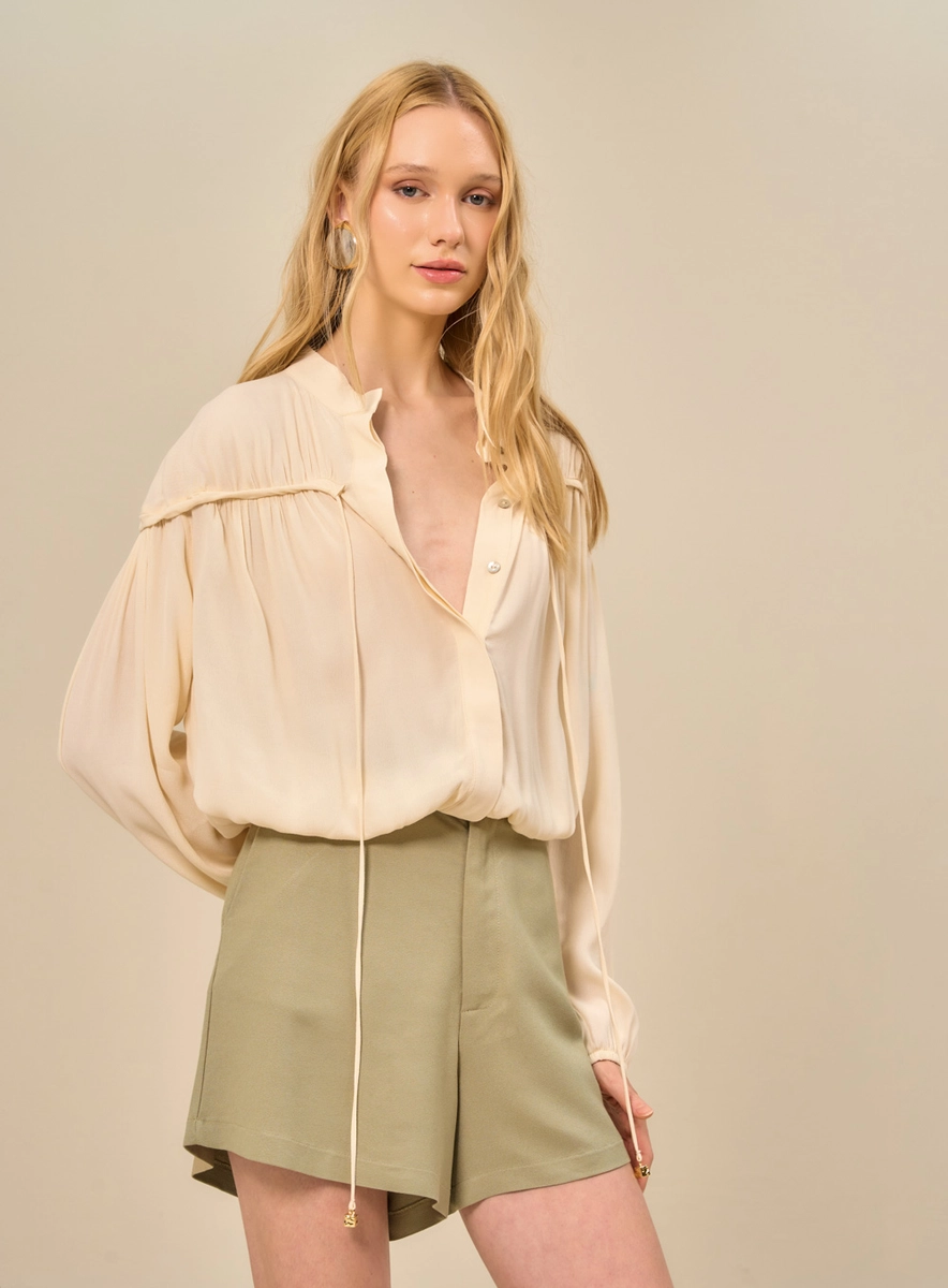 Camisa Feminina Fluida Com Franzidos Bege Souisy