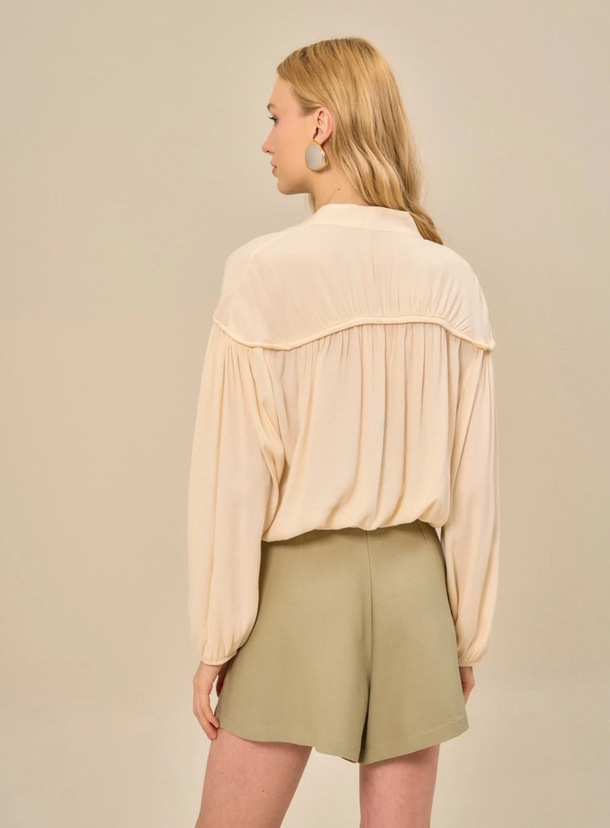 Camisa Feminina Fluida Com Franzidos Bege Souisy