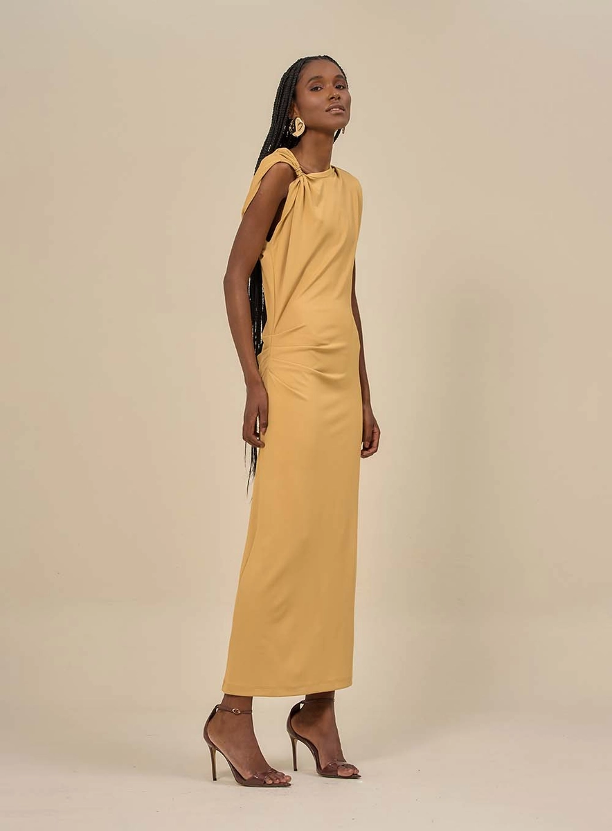 Vestido Longo Com Torção No Ombro Bege Souisy