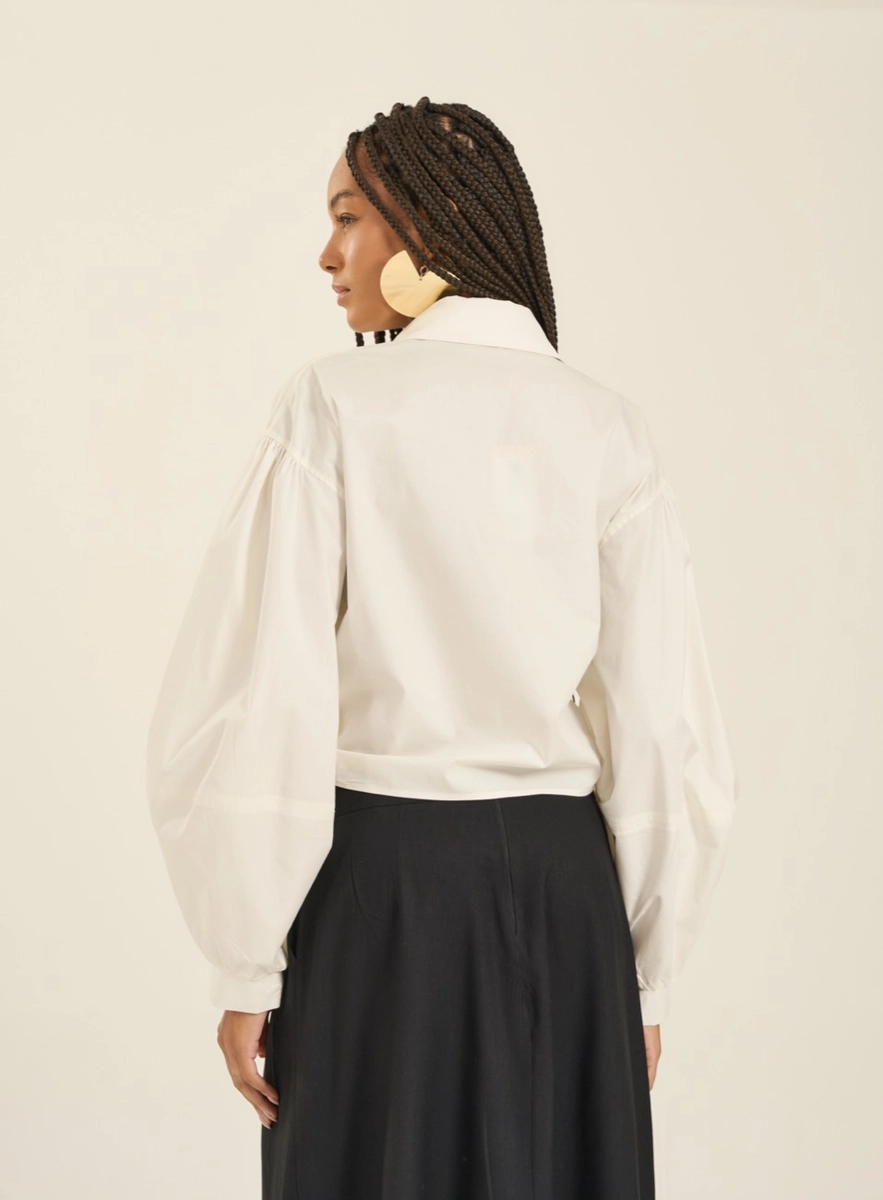 Camisa Cropped Com Mangas Bufantes E Amarração Off Shell Souisy