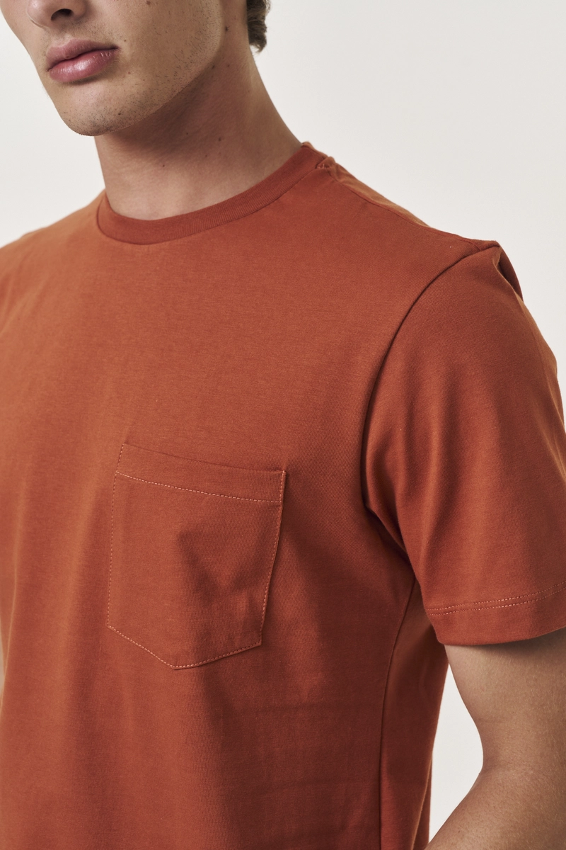 Camiseta Masculina Regular Com Bolso Marrom Lcecci