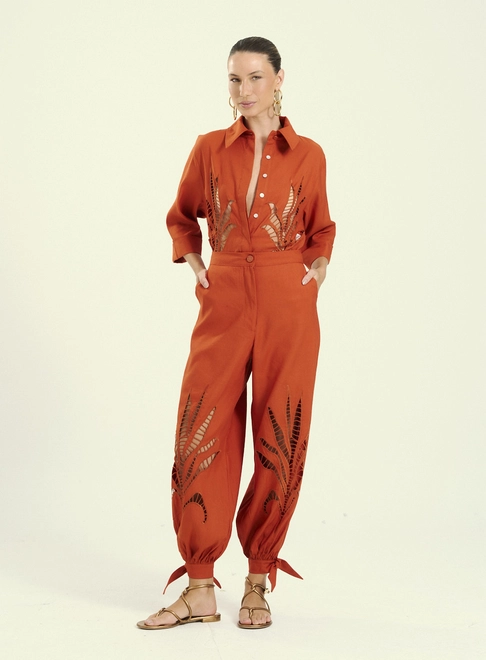 Calça Feminina Bordada Com Bolsos