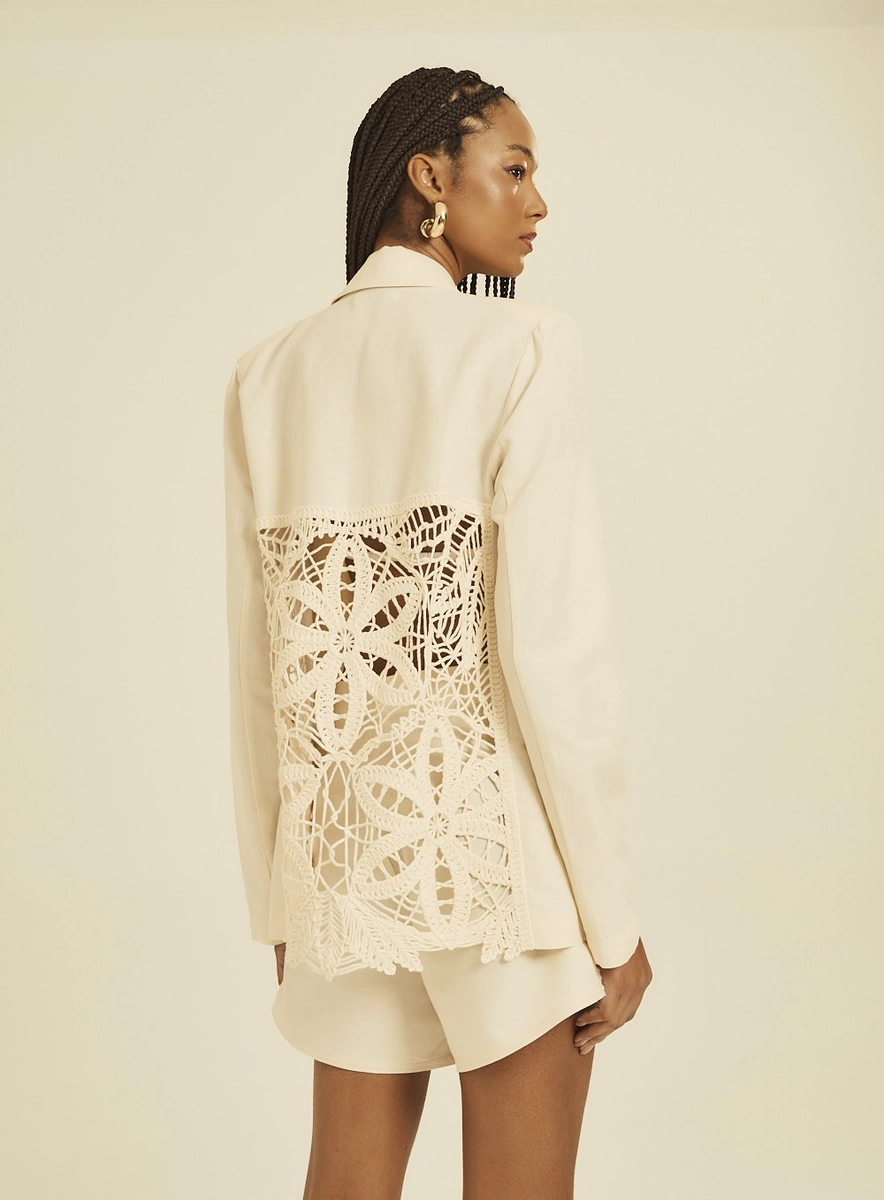 Blazer Alfaiataria Alongado Com Detalhe Em Renda Bege Souisy
